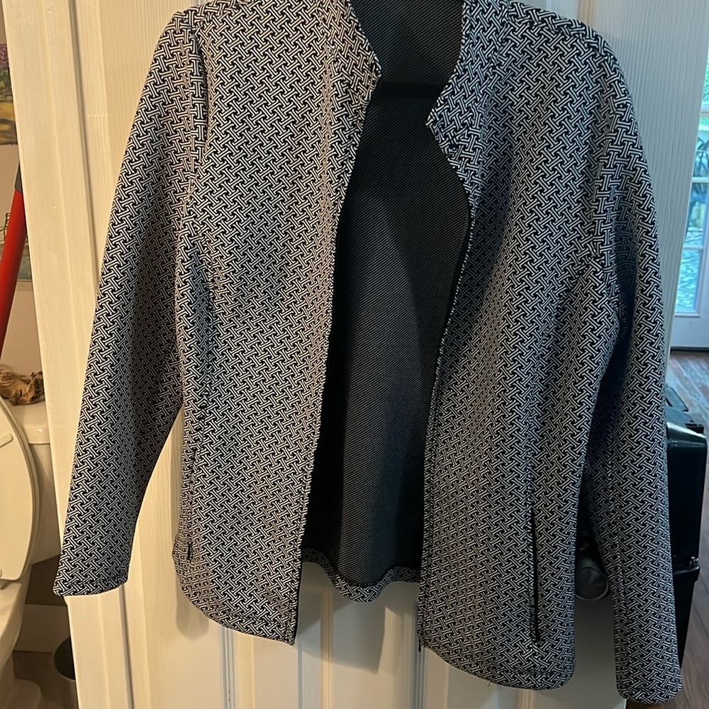 A beautiful J.McLaughlin jacket XL. Machine washable.